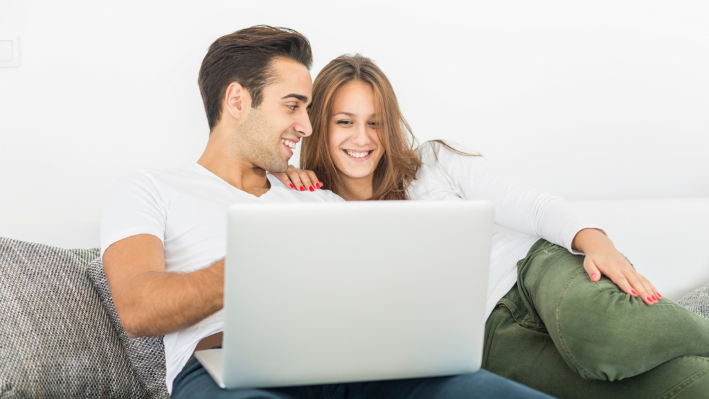 várandós nő és kispapa online programon vesznek részt