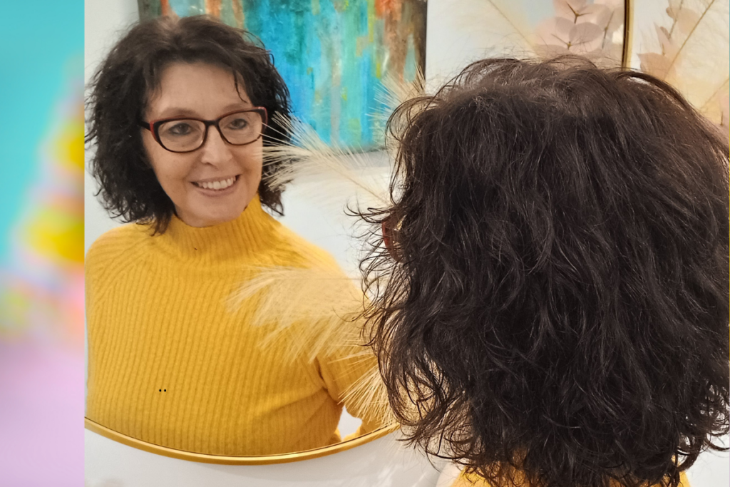 Kutasi Tünde tükörbe néz, nyugodt, mosolyog, vezet, megtart a gyengéd módszerekkel