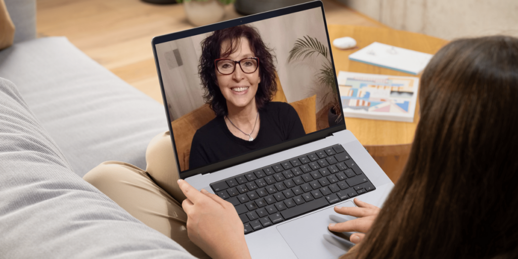 Kutasi Tünde dúlához kapcsolódik egy kismama laptopon