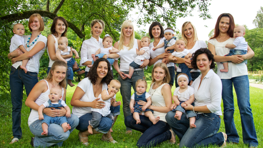 Világra Hívók közösség tagjai, akik boldogan a kezükben tartják a gyermeküket